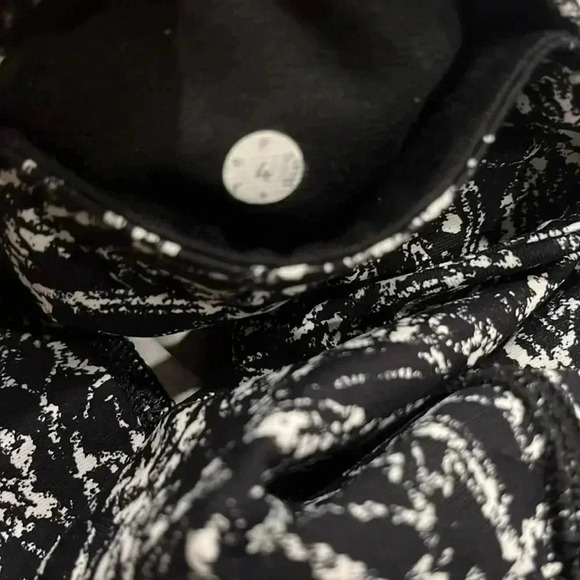 [Sz4] Lululemon  Deep Breath Crop (21" ) Iced Wave White Black-NWOT - Picture 11 of 11